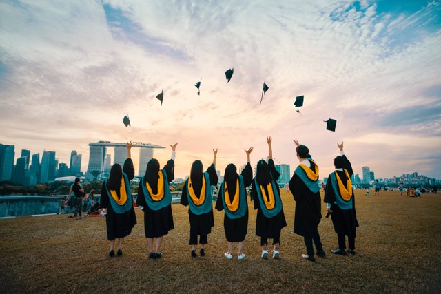 Ilustrasi Ucapan Graduation untuk Teman. Foto: Unsplash/Pang Yuhao