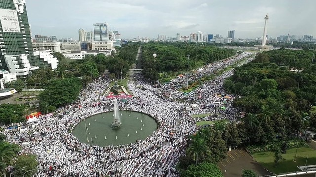 Foto udara Aksi 212 di Monumen Nasional, Jakarta, pada 2 Desember 2016. Foto: STR/AFP