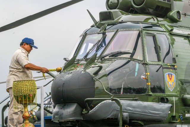 Menteri Pertahanan Prabowo Subianto melakukan penyiraman ke hidung helikopter angkut berat Airbus H225M saat serah terima helikopter angkut berat Airbus H225M di Lanud Atang Sendjaja, Kemang, Bogor, Jumat (1/12/2023). Foto: Galih Pradipta/ANTARA FOTO