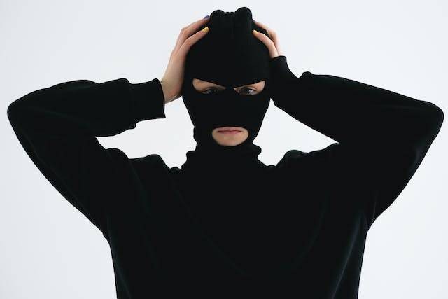 Deskripsikan contoh-contoh perilaku yang menunjukkan ketidakpatuhan terhadap hukum di lingkungan keluarga, sekolah, dan masyarakat. Sumber: pexels.com