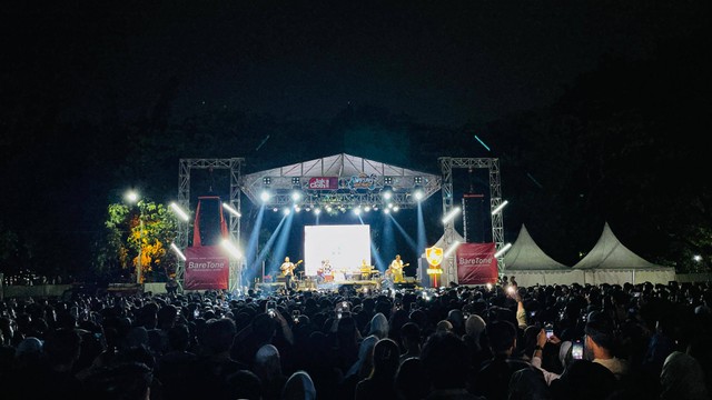 Antusias Penonton memadati Konser musik idgitaf dan batas senja | Foto Renanda/Lampung Geh