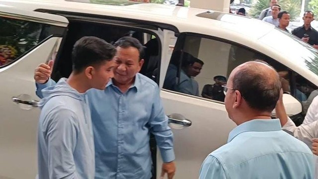 Pasangan nomor urut 2 Prabowo-Gibran hadiri Rakornas TKN Prabowo-Gibran di Hotel Borobudur, Jakarta, Jumat (1/12/2023). Foto: Zamachsyari/kumparan