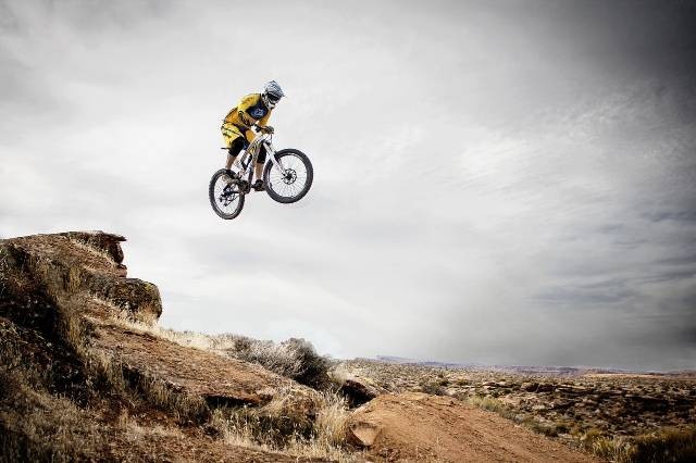 Ilustrasi mountain biking adalah. Foto: Pixabay