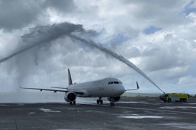 Suasana penyambutan penerbangan perdana maskapai Vistara untuk rute Delhi-Bali-Delhi. Foto: AP I