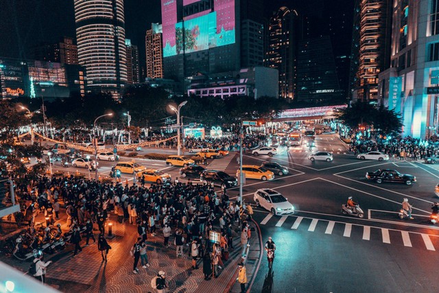 Ilustrasi Jelaskan Penyebab Adanya Perubahan Sosial Budaya. Sumber: Unsplash/Lisanto 李奕良