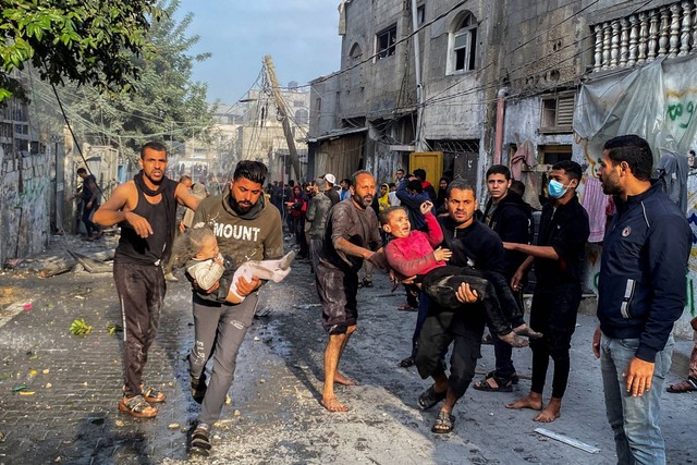 Warga Palestina membawa anak-anak yang terluka akibat serangan Israel di sebuah rumah, setelah gencatan senjata sementara antara Hamas dan Israel berakhir, di Rafah, di selatan Jalur Gaza, Jumat (1/12/2023). Foto: Hatem Khaled/REUTERS