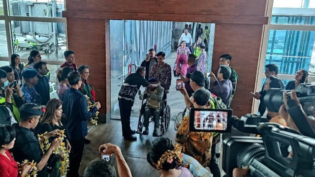 Penyambutan turis India secara perdana di Bandara Internasional I Gusti Ngurah Rai, Bali, Jumat (1/12/2023). Foto: Denita BR Matondang/kumparan