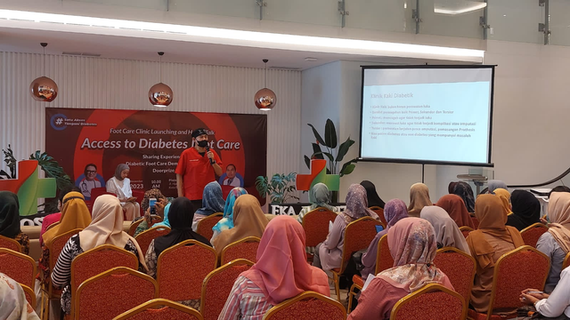 Eka Hospital Bekasi dalam menggelar Health Talk tentang perawatan kaki diabetas dengan narasumber dr. I Gusti Ngurah Adhiarta, Sp.PD-KEMD, FINASIM, Kamis (30/11). Foto: Eka Hospital Bekasi