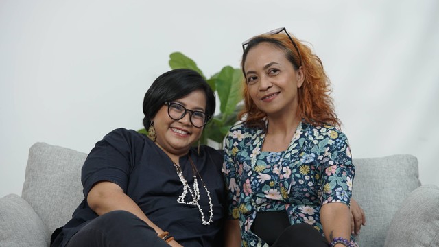 Ratri Suksma dan Ayu Oktariani, dua perempuan yang membuktikan bahwa HIV tak menghalangi mereka untuk tetap positif menjalani hidup serta sukses melakoni karier. Foto: kumparan