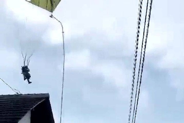 Penerjun payung TNI terjang rumah warga di Blitar. Foto: Dok. Istimewa