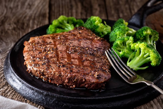 Ilustrasi brokoli dan daging steak. Foto: Foodio/Shutterstock