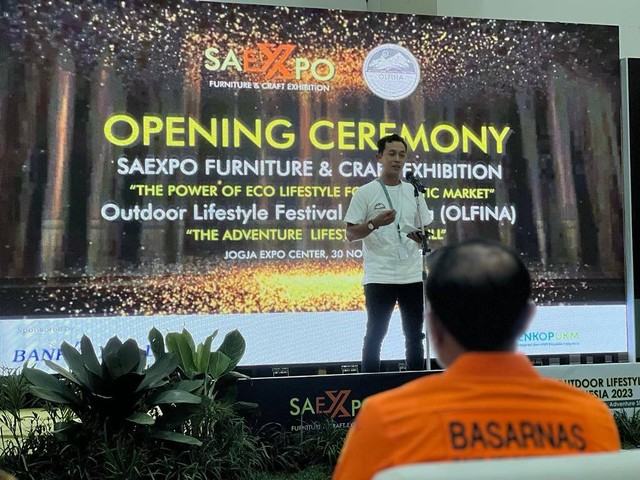 Ketua Panitia OLFINA 2023, Singgih Ainun Muttaqin, saat membuka pameran pada Kamis (30/11) sore. Foto: ESP