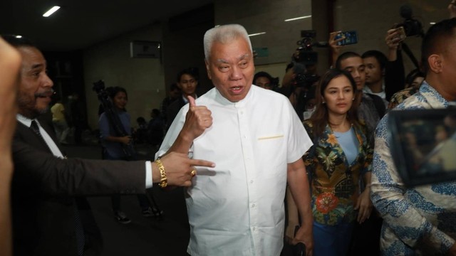 Ketua Harian Pengurus Besar Persatuan Bulutangkis Seluruh Indonesia (PBSI) Tirta Juana Darmadji atau Alex Tirta, usai diperiksa di gedung Bareskrim, Mabes Polri, Jakarta, Jumat (1/12/2023). Foto: Aditia Noviansyah/kumparan