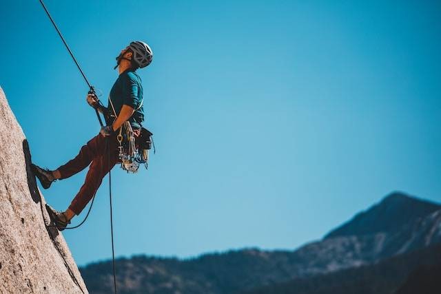 Ilustrasi teknik belaying untuk panjat tebing, sumber foto: unsplash.com/Patrick Hendry