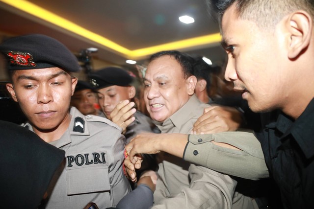 Ketua KPK nonaktif Firli Bahuri usai diperiksa sebagai tersangka kasus dugaan pemerasan terhadap eks Mentan Syahrul Yasin Limpo (SYL) di Bareskrim Polri, Jakarta, Jumat (1/12/2023). Foto: Aditia Noviansyah/kumparan
