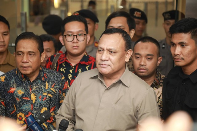 Ketua KPK nonaktif Firli Bahuri usai diperiksa sebagai tersangka kasus dugaan pemerasan terhadap eks Mentan Syahrul Yasin Limpo (SYL) di Bareskrim Polri, Jakarta, Jumat (1/12/2023). Foto: Aditia Noviansyah/kumparan