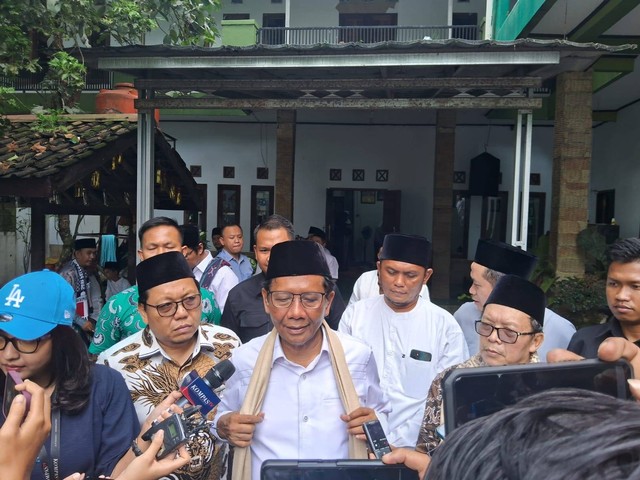 Mahfud MD usai menghadiri acara Halaqah Kebangsaan di Pondok Pesantren Malnu, Menes, Kabupaten Pandeglang, Jumat (1/12/2023). Dok: kumparan.