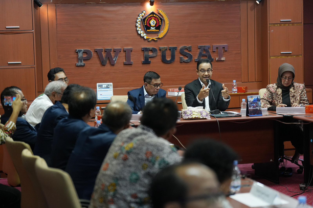 Capres Anies Baswedan dalam dialog yang dilaksanakan Persatuan Wartawan Indonesia (PWI) merayakan Hari Pers Nasional (HPN) tahun depan di Kantor Dewan Pers, Jumat (1/12). Foto: Kedeputian Media dan Komunikasi Timnas AMIN