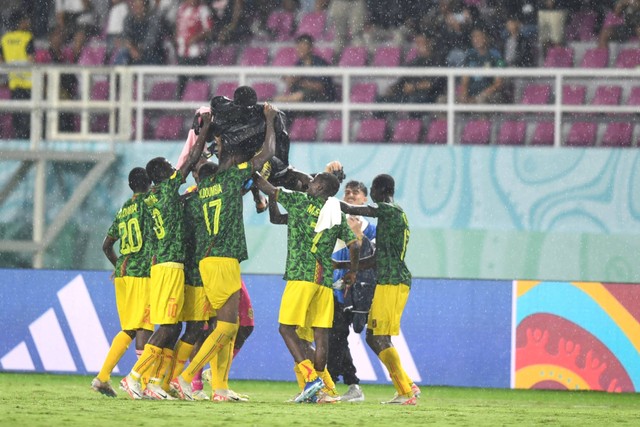 Sejumlah pesepak bola Timnas Mali berselebrasi usai mengalahkan Timnas Argentina pada pertandingan perebutan tempat ketiga Piala Dunia U-17 2023 di Stadion Manahan, Solo, Jawa Tengah, Jumat (1/12/2023). Foto: Akbar Nugroho Gumay/ANTARA FOTO