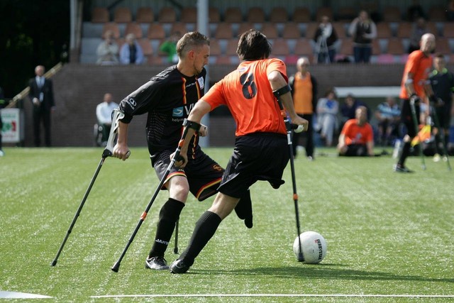 Ilustrasi Penyandang Disabilitas Melakukan Sepak Bola (sumber:https://pixabay.com/photos/sport-football-amputation-2706937/)