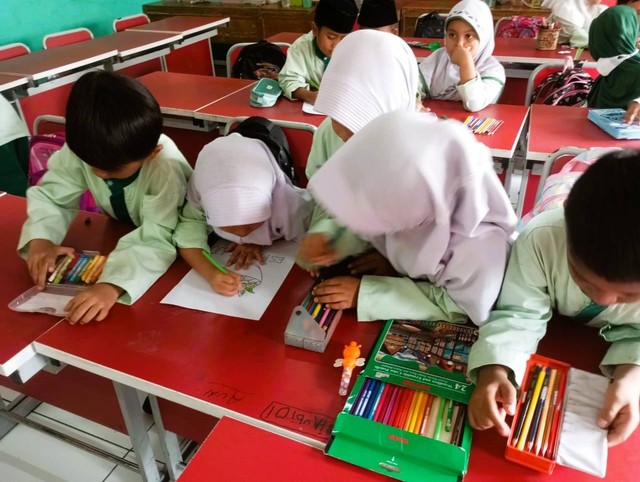 siswa sedang mewarnai dengan gaya belajar visual (Foto oleh Zalfa Shabrina)