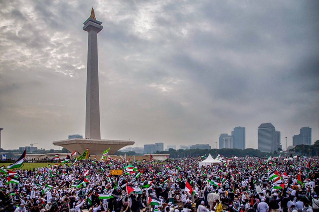 Sejumlah warga mengikuti aksi Munajat Kubro 212 di Monas, Jakarta, Sabtu (2/12/2023). Foto: Aditya Aji/AFP