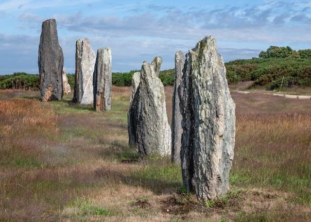 Ilustrasi kebudayaan tugu batu dan menhir berasal dari zaman Megalitikum. Foto: Unsplash/Johanneke Kroesbergen-Kamps