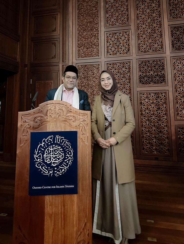 Oki Setiana Dewi saat berada di Oxford. Foto: Istimewa