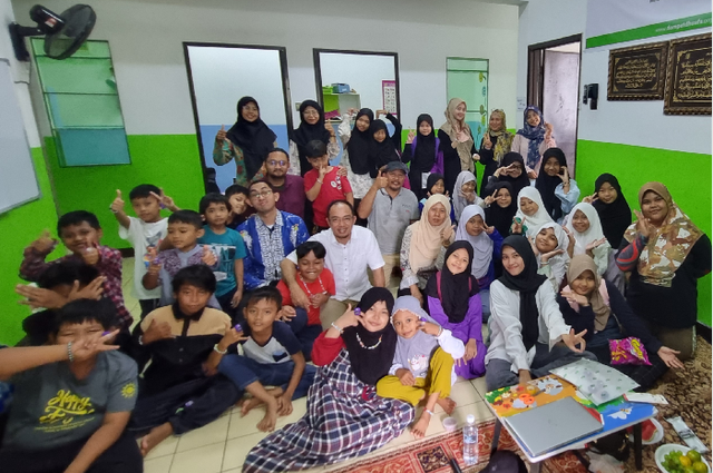 Dosen Universitas Ahmad Dahlan (UAD) bersama anak-anak Sanggar Bimbingan (SB), Malaysia (Dok. Istimewa)