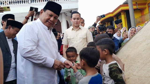 Momen capres nomor urut 02 Prabowo Subianto bagikan koin emas Kemhan ke anak-anak kecil saat kampanye perdana di Tasik, Jawa Barat, Sabtu (2/12/2023). Foto: Dok. Gerindra