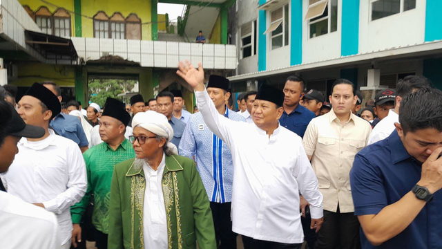 Capres Koalisi Indonesia Maju Prabowo Subianto berkunjung ke Pondok Pesantren Miftahul Huda, Tasikmalaya, Jawa Barat, Sabtu (2/12). Foto: Dok. Istimewa