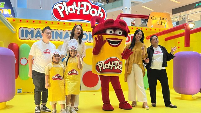 Reisa Broto Asmoro dan Chef Devina Hermawan pada acara Play-Doh, Sabtu (2/12/2023). Foto: Nabilla Fatiara/kumparan