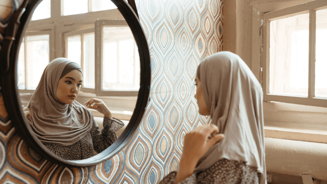 Ilustrasi perempuan yang sedang melihat ke cermin, sumber: Canva