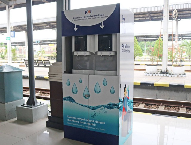 Fasilitas water station atau isi ulang air minum di Stasiun Cirebon. Foto: Istimewa