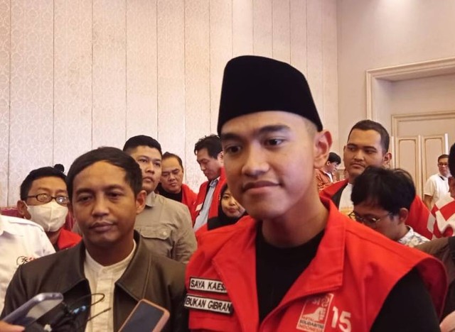 Ketua Umum PSI Kaesang Pangarep usai menghadiri acara dialog bersama pengusaha dan pendeta tiga aras di Empire Palace, Surabaya, Sabtu (2/12/2023) dok. Farusma/kumparan