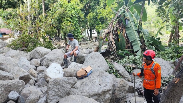 Tim Basarnas melakukan pencarian di lokasi banjir bandang di Kabupaten Humbang Hasundutan, Sumut. Foto: Dok. Basarnas Medan