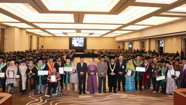 Foto bersama Rektor UM-Palembang Bapak Dr. Abid Djazuli, S.E., M.M beserta Alumni Terbaik. (28/11/23). Foto : Dok. Fotografer UM-Palembang)