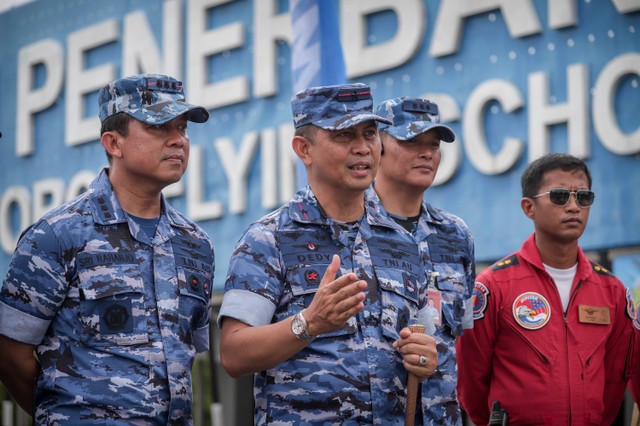 Danlanud Adisutjipto, Marsma TNI Dedy Susanto (tengah) memberikan keterangan pers di Lanud Adisutjipto, Yogyakarta, Sabtu (2/12/2023). Foto: Jamal Ramadhan/kumparan