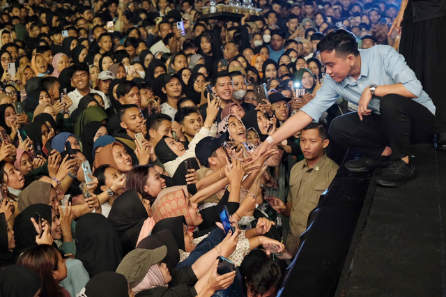 Cawapres Gibran Rakabuming Raka menyapa masyarakat dalam Konser Indonesia Maju di Lapangan Nguwer, Kabupaten Sragen, Jawa Tengah, Jumat (1/12/2023). Foto: Dok. Istimewa