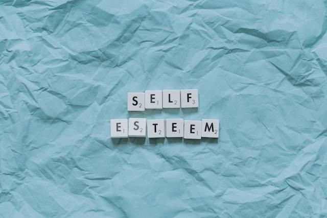 Ilustrasi self esteem. Sumber foto: unsplash.com/Pawel Czerwinski