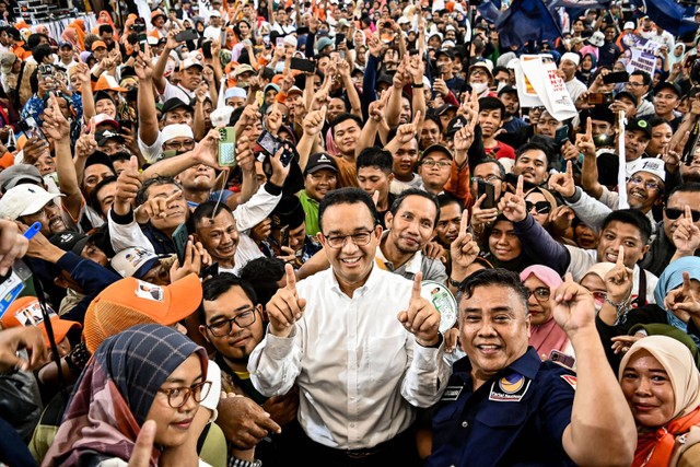 Calon presiden nomor urut 1 Anies Baswedan berswafoto bersama relawan seusai kampanye di Gor Gondrong, Cipondoh, Kota Tangerang, Sabtu (2/12). Foto: ANTARA FOTO/Sulthony Hasanuddin