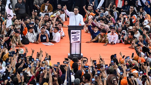 Calon presiden nomor urut 1 Anies Baswedan menyampaikan orasi kepada relawan di Gor Gondrong, Cipondoh, Kota Tangerang, Sabtu (2/12/2023). Foto: ANTARA FOTO/Sulthony Hasanuddin