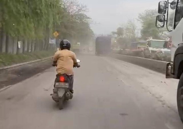 Debu akibat keluar masuk truk bermuatan batu bara di Lampung. | Foto: Ist