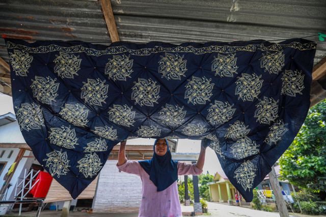 Pengrajin batik Tapsel di Kelurahan Aek Pining, Kecamatan Batangtoru. Foto: Aditia Noviansyah/kumparan