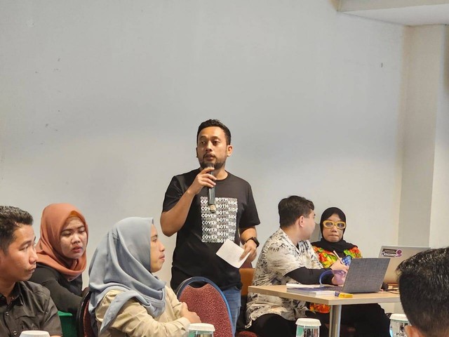 Ketua AJI Palembang Fajar Wiko saat membuka training Mis-Disinformasi Pemilu untuk para jurnalis dan wartawan di kota Palembang, Foto : Dok. AJI Palembang