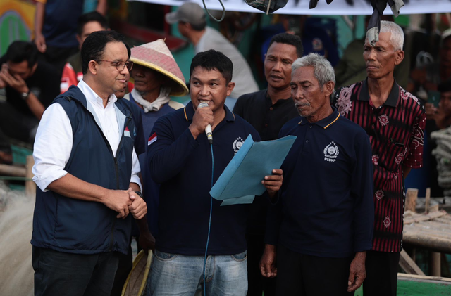 Capres nomor urut 1 Anies Baswedan berdiskusi bersama nelayan di Desa Kronjo, Kecamatan Kronjo, Kabupaten Tangerang, Sabtu (2/12). Foto: Dok. Istimewa