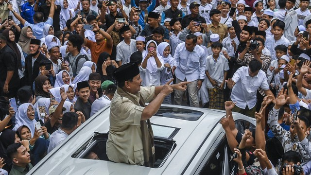 Calon presiden nomor urut 2 Prabowo Subianto menyapa santri saat mengunjungi Pondok Pesantren Cipasung, Singaparna, Kabupaten Tasikmalaya, Jawa Barat, Sabtu (2/12/2023). Foto: ANTARA FOTO/Galih Pradipta