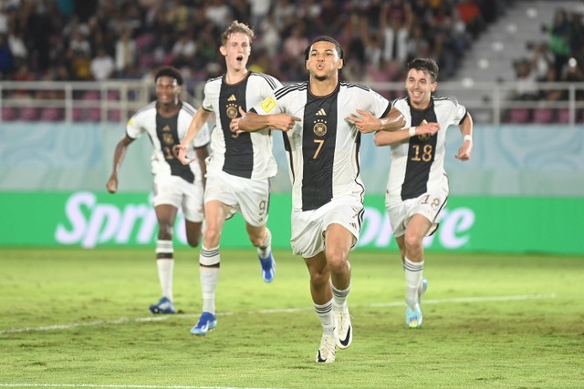 Pesepak bola Timnas Jerman Paris Brunner (kedua kanan) meluapkan kegembiraannya seusai berhasil mencetak gol penalti ke gawang Timnas Prancis pada pertandingan babak final Piala Dunia U-17 2023 di Stadion Manahan, Solo, Jawa Tengah, Sabtu (2/12). Foto: ANTARA FOTO/Akbar Nugroho Gumay