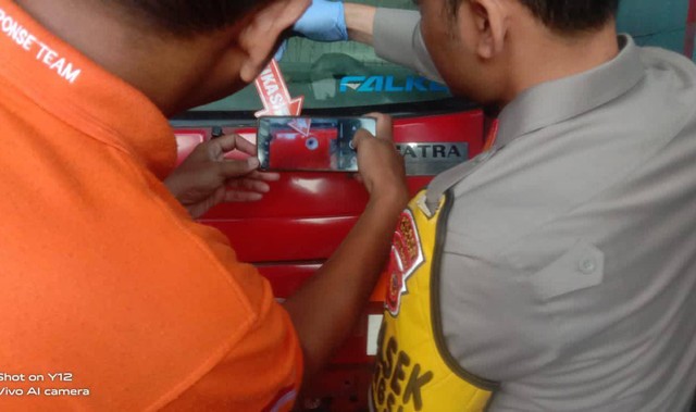 Mobil damkar bolong kena peluru dari maling motor. Dok: Ist.