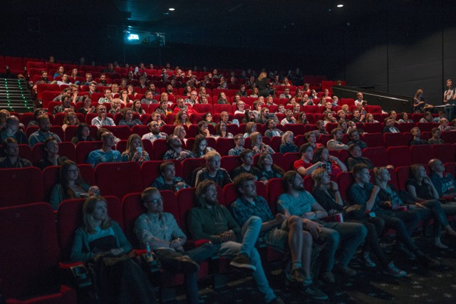Orang-Orang sedang menonton film di Bioskop. Gambar diambil dari (Unsplash.com)